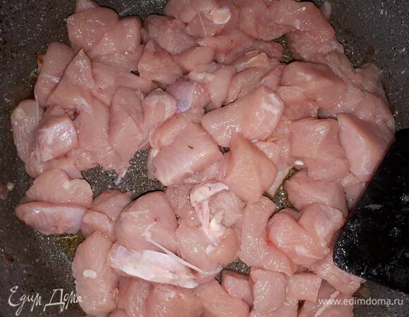 Индейку нарежьте кубиками, слегка обжарьте, чтобы мясо побелело. Затем добавьте мело нарезанную грудинку и обжаривайте еще 1–2 минуты.