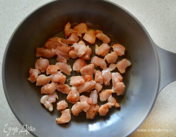 Куриное филе нарежьте мелкими кубиками, сбрызните лимонным соком, посолите, приправьте паприкой. На растительном масле обжарьте куриное филе в течение 10 мин.