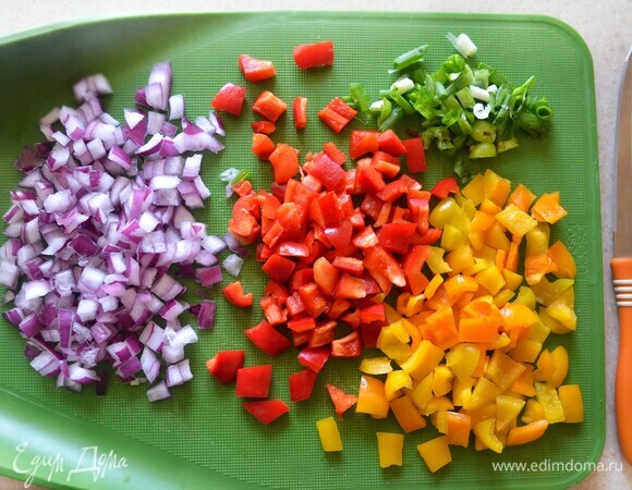 Лук мелко порубите, также нарежьте небольшими кубиками болгарский перец.