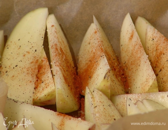 Картофель помыть и, не очищая, нарезать дольками, затем выложить в застеленную бумагой для выпечки форму, слегка посолить и поперчить, посыпать паприкой, полить оливковым маслом.