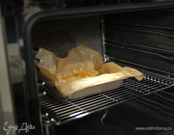 Запекать картофель в разогретой духовке 15 минут, затем убавить температуру до 180°C и запекать еще 10 минут.