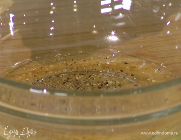 Отделить желток от белка, белок немного посолить, поперчить и взбить в пену.