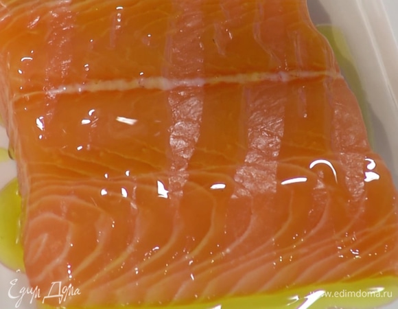 Рыбу слегка сбрызнуть со всех сторон оливковым маслом Extra Virgin, затем обмакнуть во взбитый белок.