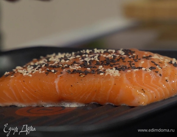 Разогреть сковороду-гриль, выложить рыбу, посыпать черным и белым кунжутом и обжаривать по 3–4 минуты с каждой стороны.