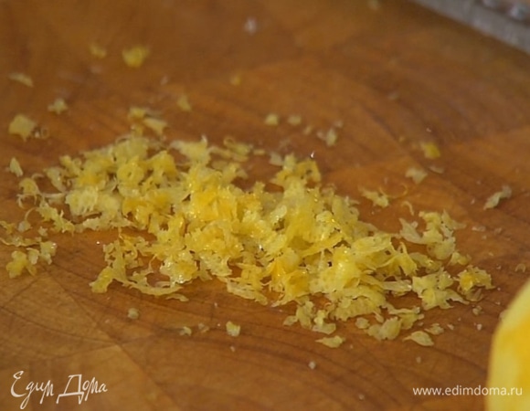 Лимон разрезать пополам, одну половину порезать на четвертинки, из второй половины выжать сок, цедру натереть на мелкой терке.