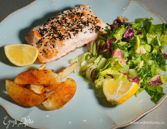 Салат, готовую рыбу, дольки лимона и запеченный картофель выложить на большую тарелку и сразу подавать.