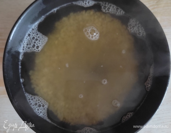 Булгур хорошо промыть, залить кипятком, накрыть крышкой и оставить минут на 30. После чего, если осталась вода, ее нужно слить, булгур остудить.