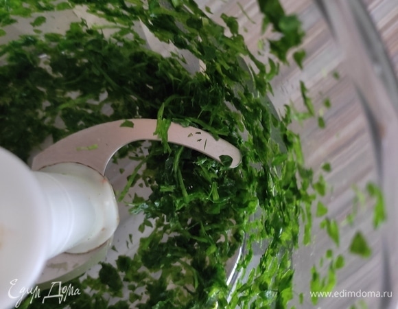 Петрушку я измельчаю с помощью измельчителя, так зелень получается более сочной. Сюда же добавляю несколько листиков мяты. Лук нарезаю очень мелко.