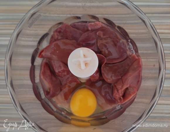 Сложить в блендер, добавить яйцо и пробить до однородности.