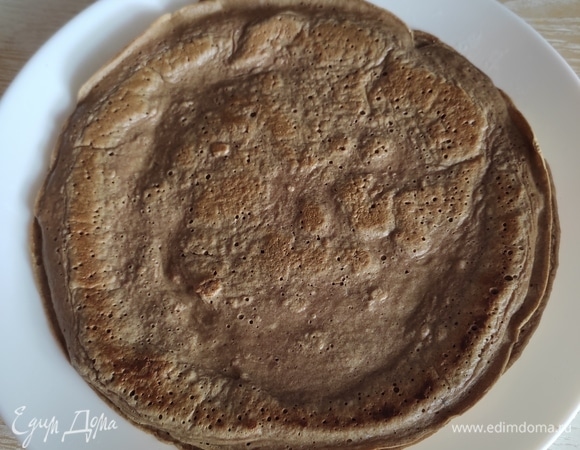 Разогреваем сковороду, смазываем растительным маслом и выпекаем тонкие печеночные блинчики. У меня их получилось 3 штуки — зависит от диаметра сковороды. Готовые блинчики остудить.