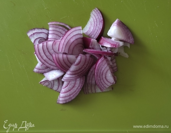 Красный лук — полукольцами.