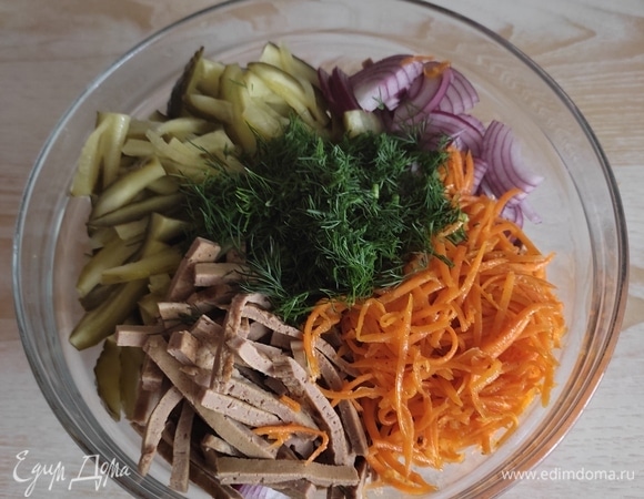 В чашу складываем печеночную соломку, огурцы и лук. Добавляем корейскую морковь и мелко нарезанный укроп. Затем — майонез по вкусу. Хорошо перемешиваем. Салат готов! Убираем в холодильник минимум на 2 часа. Приятного аппетита!