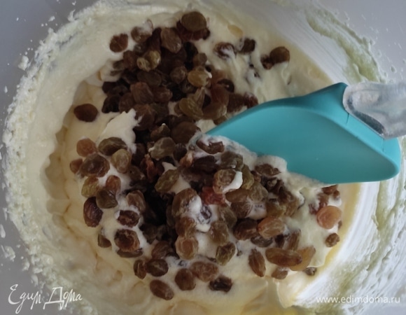 Далее добавить изюм, перемешать.