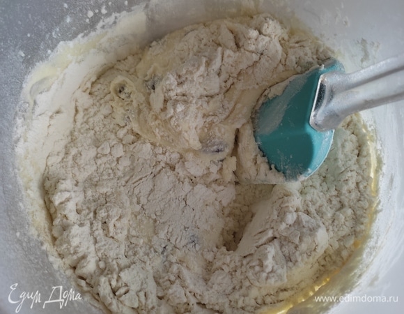 Муку просеиваем с разрыхлителем, солью и ванилином. Добавляем в тесто.