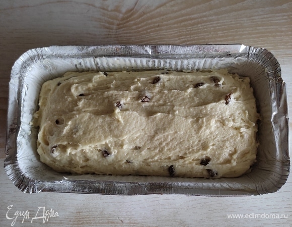 Выложить тесто в форму и разровнять. Выпекать в хорошо разогретой до 180°C духовке примерно 1 час. Ориентируйтесь по своей духовке! Я начинаю проверять кекс на готовность через 45 минут.