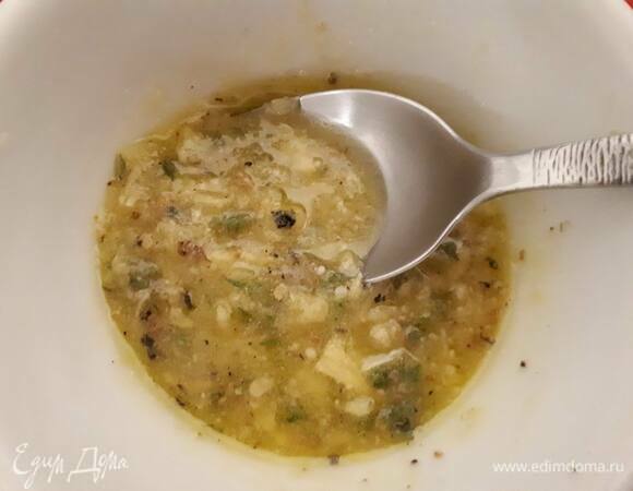 Раздавите чеснок с листьями тимьяна и солью. Добавьте оливковое масло, тертый пармезан и специи. Перемешайте.