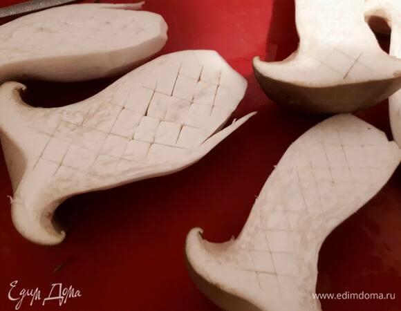 Разрежьте еринги вдоль на 2 части и сделайте на мякоти надрезы в виде сеточки.