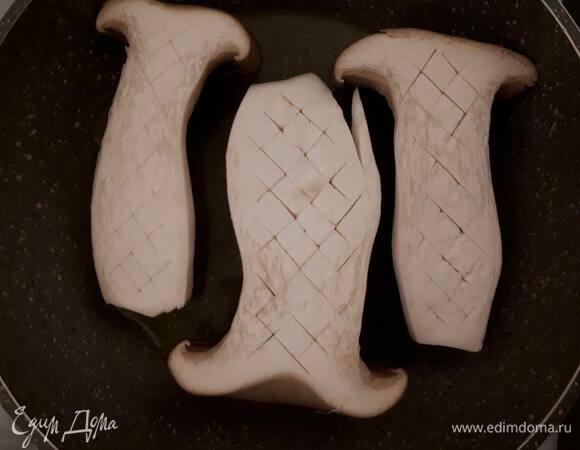 Обжарьте еринги по 2 минуты с двух сторон на разогретом оливковом масле.