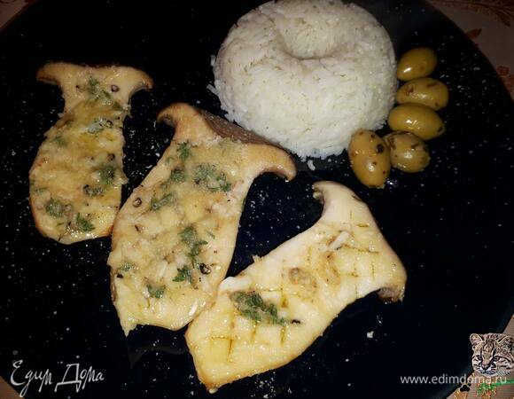 При подаче можно посыпать тертым пармезаном. Можно подавать с гарниром как самостоятельное блюдо или просто так на закуску.