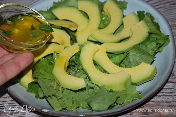 Приготовьте заправку для салата, перемешав оливковое масло, сок лимона и жидкий мед. Свежую мяту мелко нарежьте и добавьте к заправке. Полейте салатные листья и авокадо.