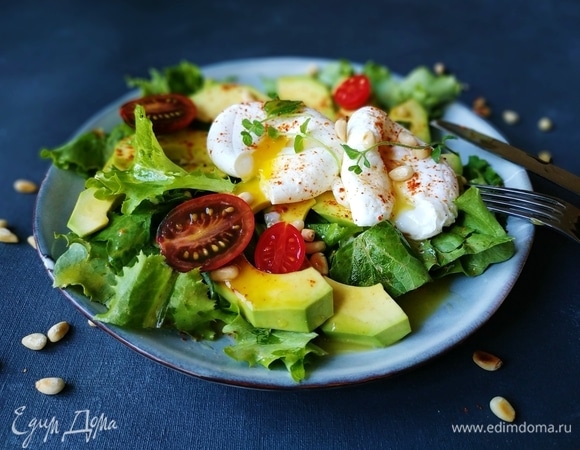 Помидоры черри разрежьте на две части, добавьте к салату. Посыпьте сладкой паприкой по желанию и кедровыми орешками, посолите по вкусу. Подавайте к столу. Приятного аппетита.