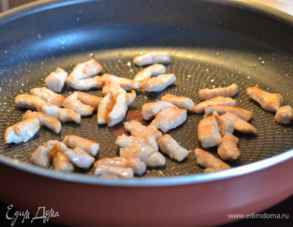 Поджарить на растительном масле на сильном огне до румяности (но не пересушите — достаточно всего пары минут).
