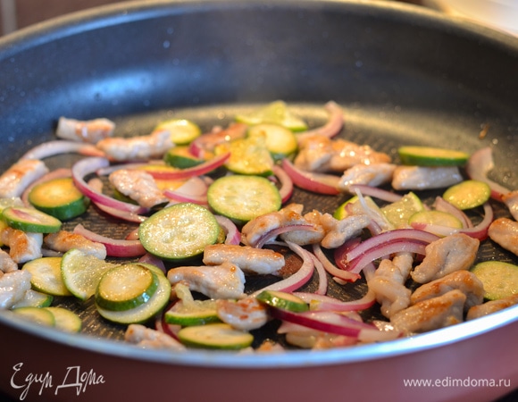 Добавляем их в сковороду, обжариваем пару минут. Вливаем соевый соус. Снимаем с огня.