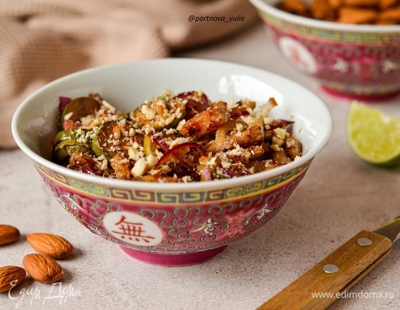 Салат посыпать рублеными орехами. Приятного аппетита!