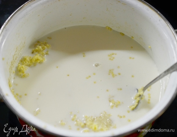 Добавьте сахар, соль и молоко. Молока берите столько же, сколько брали воды. Пшено впитывает много жидкости. Доведите до кипения и варите до желаемой густоты каши.