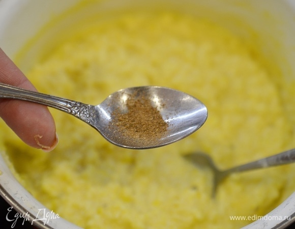 Добавьте корицу.