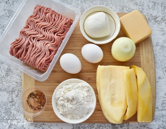 Готовлю продукты. Так как использую зрелый кабачок, освобождаю его от кожуры и семян. Фарш можно использовать любой по желанию.