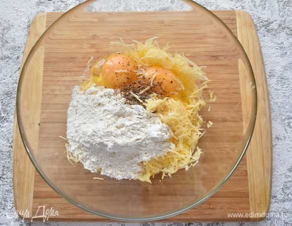 Для теста натираю кабачок и сыр на терке. Добавляю муку, яйца, соль, измельченный чеснок, специи. Замешиваю тесто.