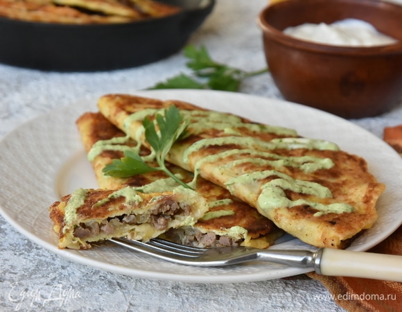 Подаю кабачковые чебуреки с соусом из йогурта, чеснока и зелени.