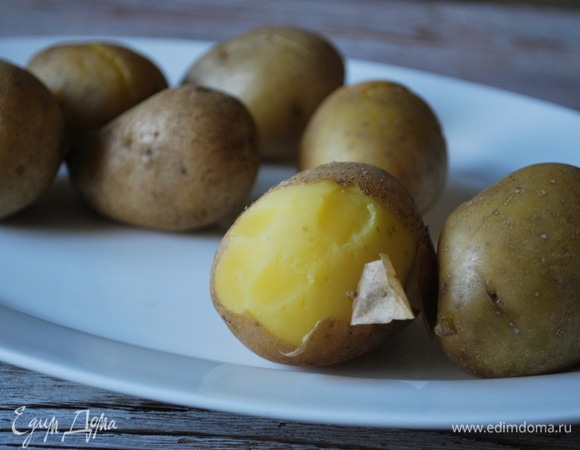 С картофеля снимите кожуру и разомните в пюре с помощью толкушки.