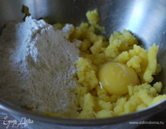 В картофельное пюре добавьте муку и куриное яйцо, посолите по вкусу. Вымесите однородное тесто. Если тесто покажется влажным, добавьте еще муки.