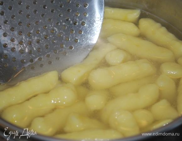 В большом количестве кипящей подсоленной воды отварите ньокки. Как только они всплывут, их можно считать готовыми. Это займет примерно 1 минуту.