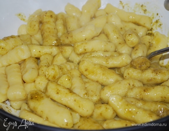 В сковороде разогрейте оливковое масло, добавьте соус песто и влейте пару ложек воды, в которой варились ньокки, прогрейте все вместе. В сковороду к соусу добавьте готовые ньокки, перец по вкусу и хорошо перемешайте.