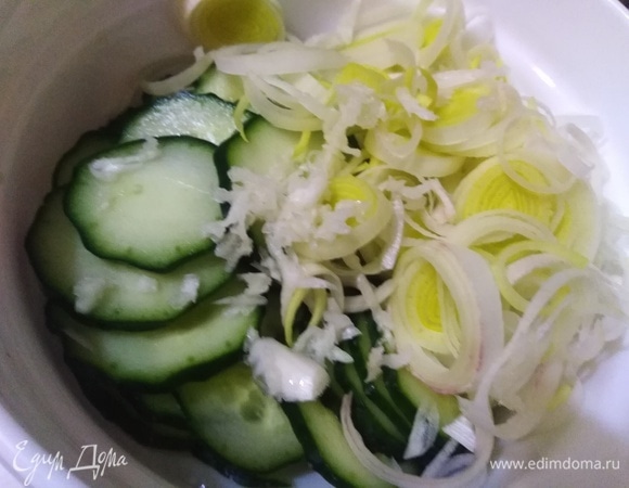 Нарезать огурец и лук-порей. Измельчить чеснок. Добавить сахар, соль, уксус. Перемешать, оставить на 15 минут.