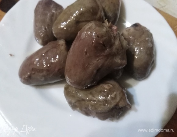 Отваренные до готовности сердечки охладить. Нарезать.