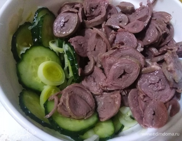 Соединить с овощами. Перемешать. Заправить маслом. Дать настояться еще 15 минут.