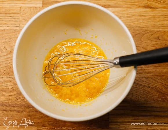 Смешать яйца, сахар и соль.