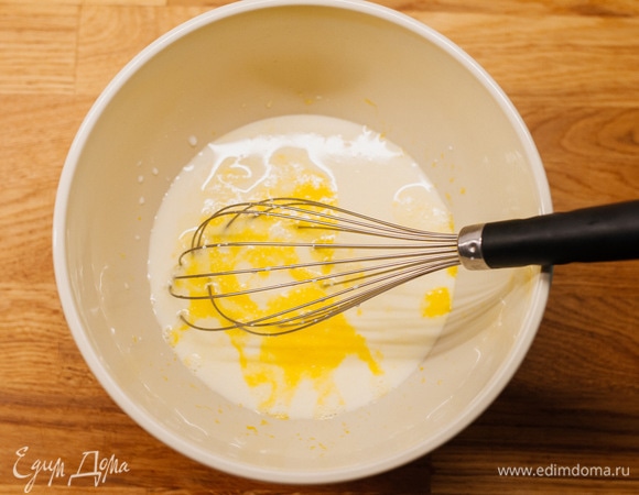 Влить молоко и перемешать.