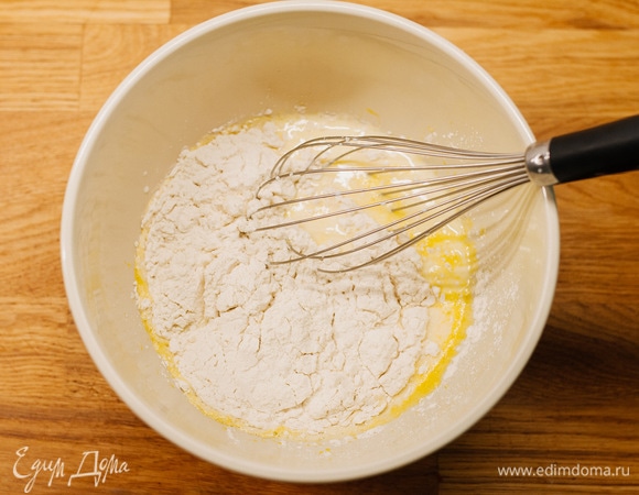Просеять муку.