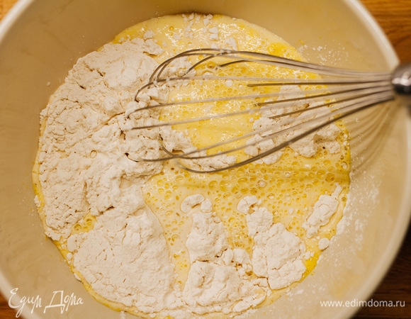 Добавить минеральную воду, растительное масло и хорошо перемешать тесто.