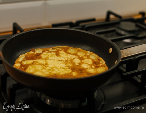 Жарить на среднем огне, перед первым блином смазать сковороду маслом.