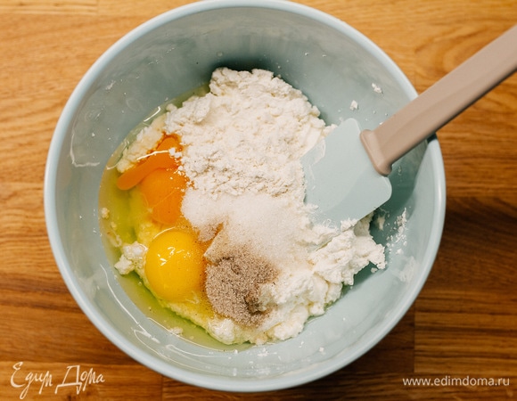 Для начинки смешать творог, яйца, сахар, муку и ванильный экстракт (у меня сахар с натуральной ванилью).