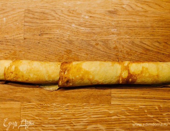 Затем свернуть рулетом.