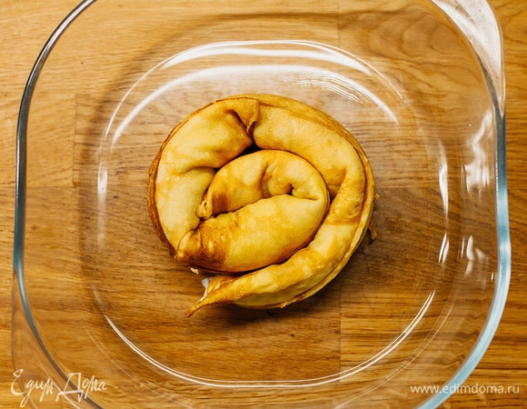 Уложить в форму спиралью, как показано на фото.