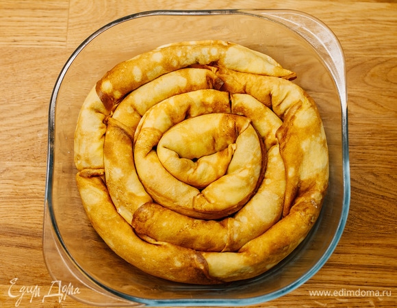 Повторить то же самое с другими блинами, укладывая в форму по кругу.