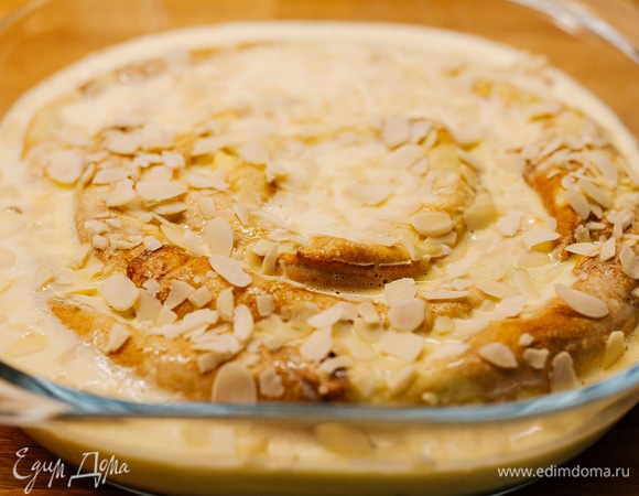 Вылить заливку на пирог и посыпать миндальными лепестками.